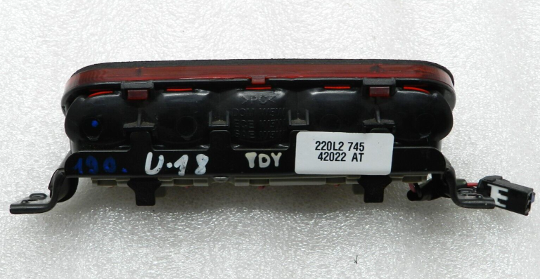 Kia Sorento trešais bremžu lukturis 927003E000