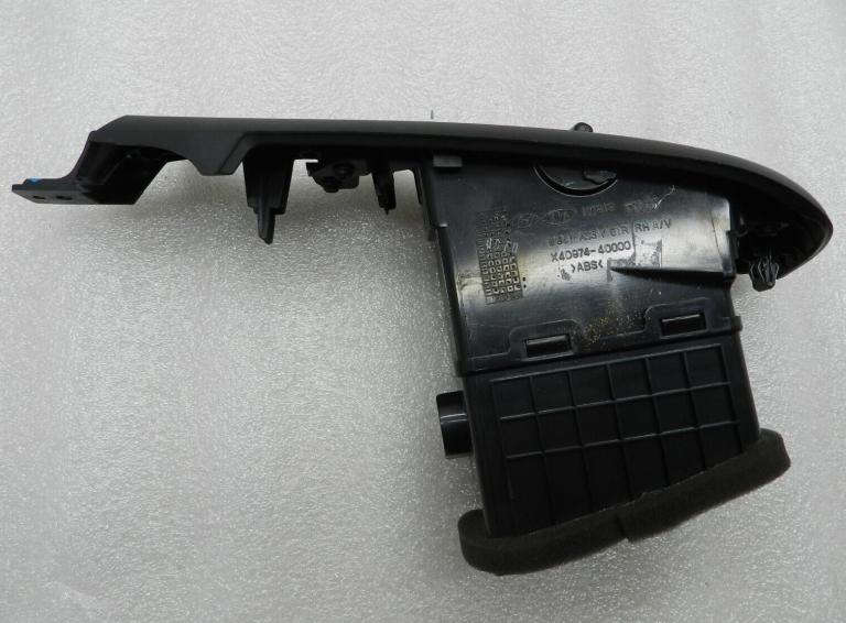 Kia Sedona karnevāla centra ventilācijas režģis Labais X4d974-40000