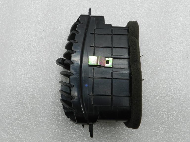 Kia Sorento oriģinālās ventilācijas restes kreisajā centrālajā pusē