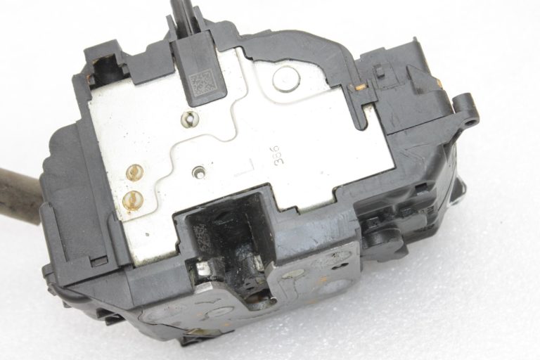 Oriģinālais Renault Kangoo II aizmugurējo durvju slēdzene aizmugurējā kreisā 8200542399