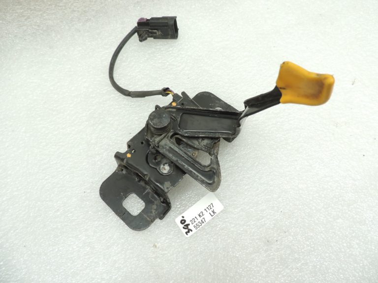 Opel Zafira C motora pārsega slēdzene 39085674 Motora pārsega slēdzene 13371992
