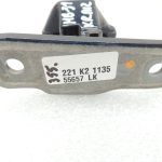 Mercedes W205 aizmugurējā kreisā durvju augšējā eņģe A2057300137 890U Canvasite Blue
