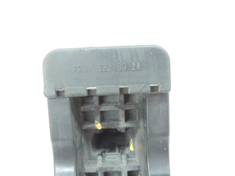 Oriģinālais Mercedes C-Class W205 pacelšanas punkts A2046900009 A2046920028