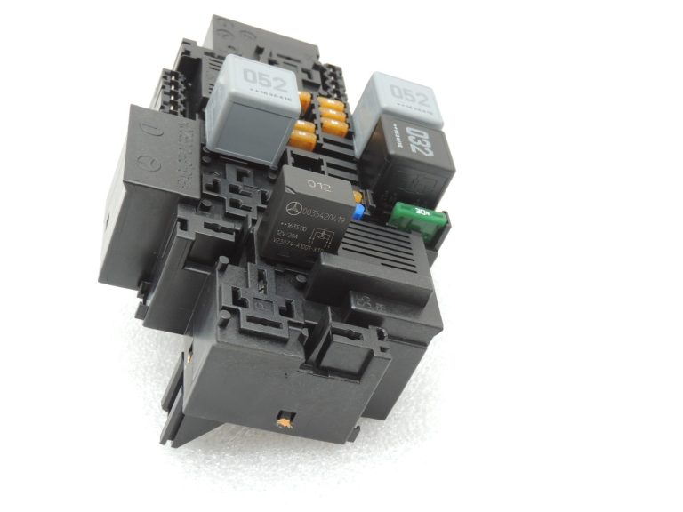 Oriģinālais Mercedes C klases W205 drošinātāju kārba Releju kaste A2229063202
