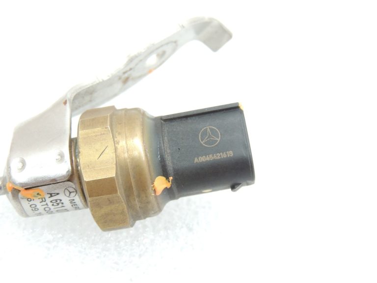 Oriģinālais Mercedes Benz C220d 651.921 Degvielas spiediena sensors A6510703981