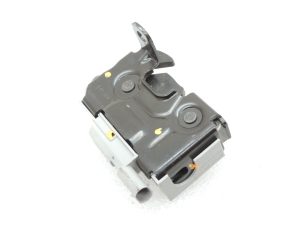 Oriģinālā Mercedes C-klases W205 dzinēja pārsega slēdzene ar sensoru kreisajā pusē A2048704458