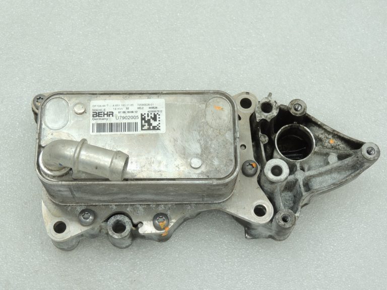 Oriģinālais Mercedes Benz OM651 motora eļļas dzesētājs Eļļas dzesētājs A6511801165