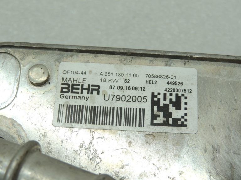 Oriģinālais Mercedes Benz OM651 motora eļļas dzesētājs Eļļas dzesētājs A6511801165