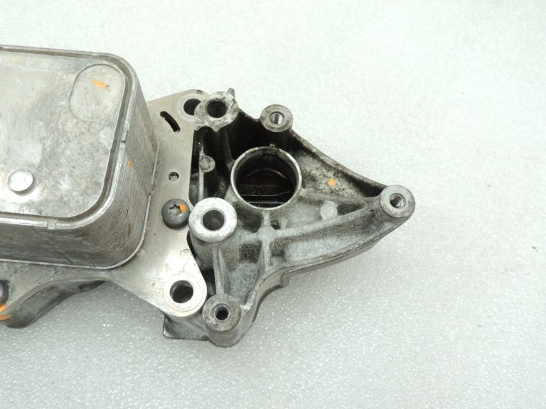 Oriģinālais Mercedes Benz OM651 motora eļļas dzesētājs Eļļas dzesētājs A6511801165