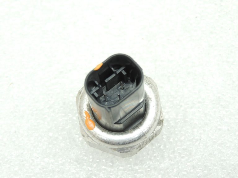 Oriģinālais Mercedes W205 C63 AMG gaisa kondicionēšanas spiediena slēdzis spiediena sensors A2110000283