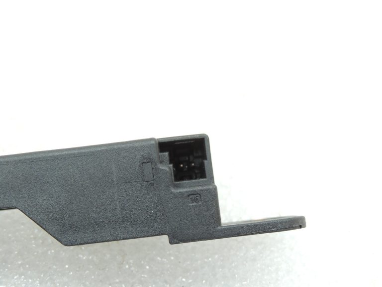 Oriģinālais Mercedes W205 C63 AMG bezatslēgu uztvērēja antenas modulis A2059053005
