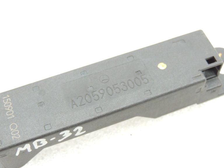 Oriģinālais Mercedes W205 C63 AMG bezatslēgu uztvērēja antenas modulis A2059053005
