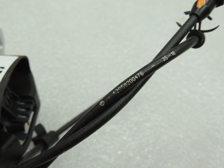Oriģinālā aprīkojuma Mercedes Benz W205 aizmugurējo sēdekļu solu fiksators A2059200476