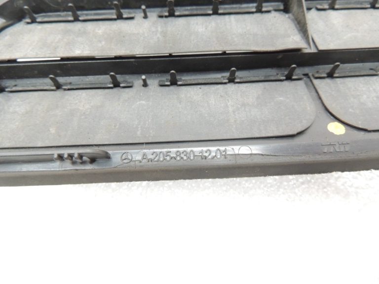 Oriģinālais Mercedes Benz W205 virsbūves ventilācijas vāku komplekts A2058301201