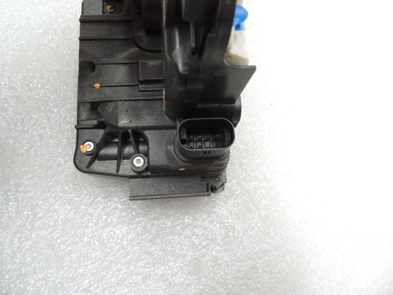Oriģinālā Mercedes Benz W205 aizmugurējo kreiso durvju slēdzene A0997309500