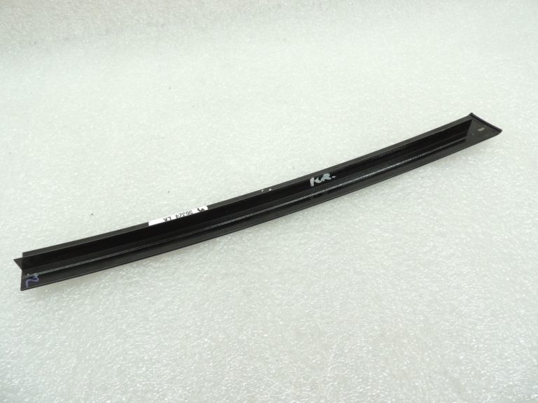 Oriģinālā aprīkojuma Mercedes Benz W205 aizmugurējo kreiso durvju trīsstūrveida loga līstes A2057300319