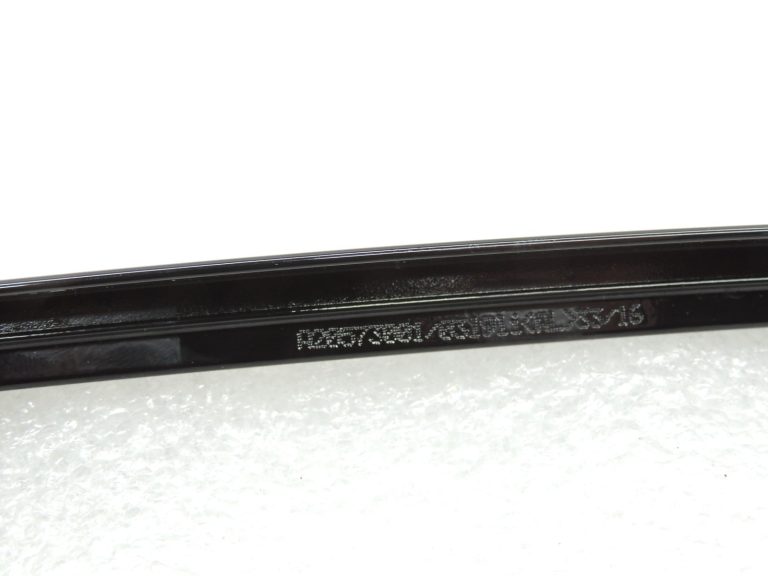 Oriģinālā aprīkojuma Mercedes Benz W205 aizmugurējo kreiso durvju trīsstūrveida loga līstes A2057300319