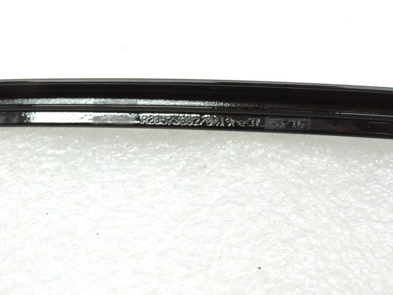 Oriģinālā Mercedes Benz W205 aizmugurējo durvju trīsstūrveida loga līstes A2057300419