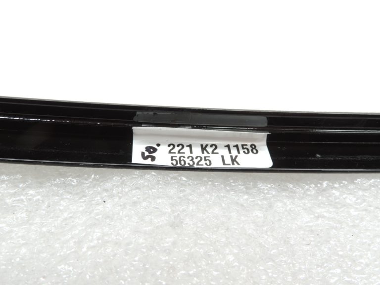 Oriģinālā Mercedes Benz W205 aizmugurējo durvju trīsstūrveida loga līstes A2057300419