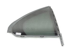 Oriģinālais Mercedes Benz W205 aizmugurējo labās puses durvju trīsstūrveida tonēts logs A2057306200