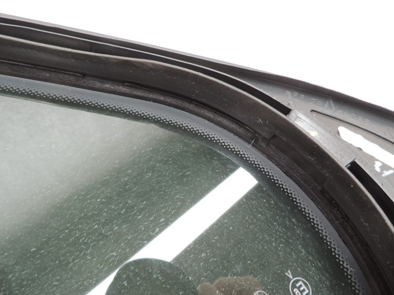 Oriģinālais Mercedes Benz W205 aizmugurējo labās puses durvju trīsstūrveida tonēts logs A2057306200
