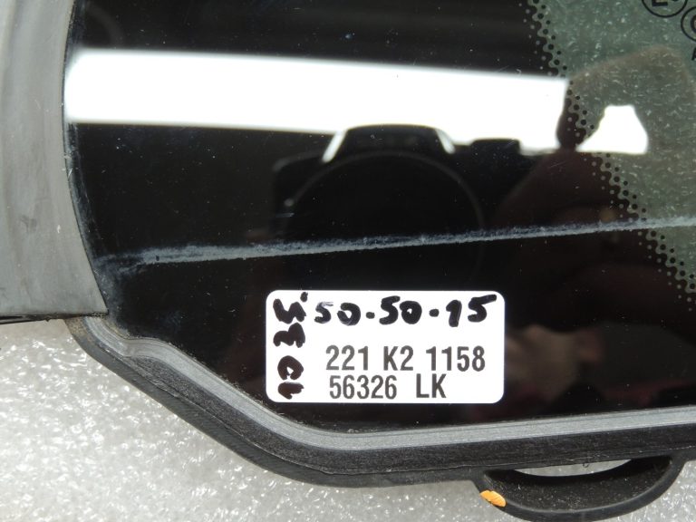 Oriģinālais Mercedes Benz W205 aizmugurējo labās puses durvju trīsstūrveida tonēts logs A2057306200