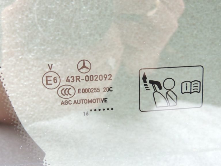 Oriģinālais Mercedes Benz W205 aizmugurējo labās puses durvju trīsstūrveida tonēts logs A2057306200
