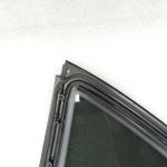 Oriģinālais Mercedes Benz W205 aizmugurējo labās puses durvju trīsstūrveida tonēts logs A2057306200