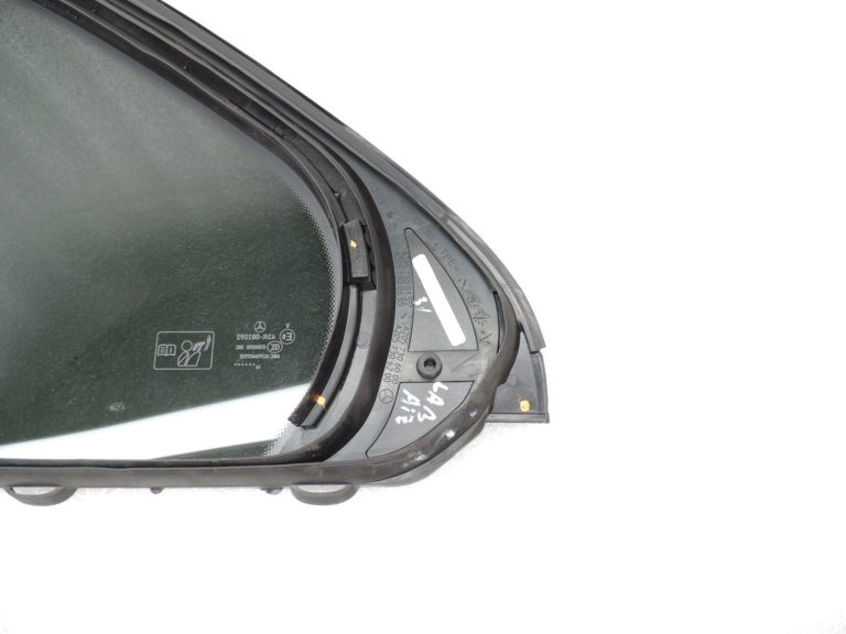 Oriģinālais Mercedes Benz W205 aizmugurējo labās puses durvju trīsstūrveida tonēts logs A2057306200