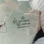Oriģinālais Mercedes Benz W205 aizmugurējo kreiso durvju trīsstūrveida tonēts logs A2057306100