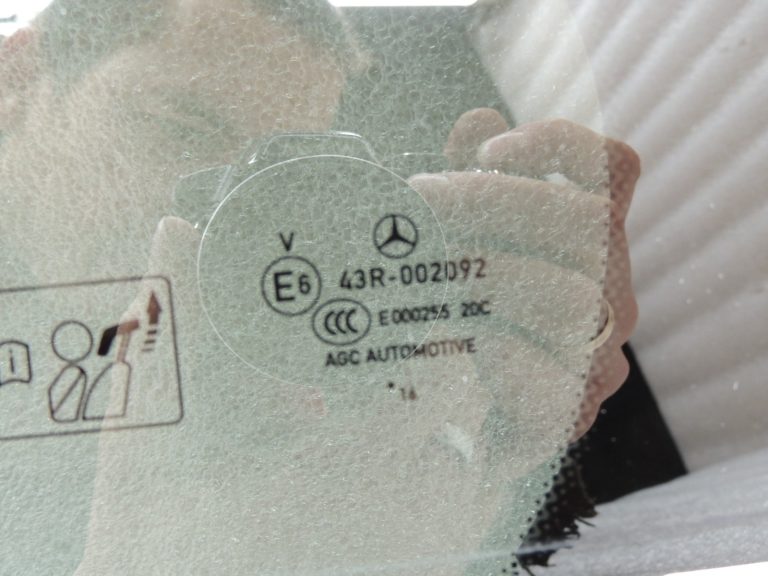 Oriģinālais Mercedes Benz W205 aizmugurējo kreiso durvju trīsstūrveida tonēts logs A2057306100