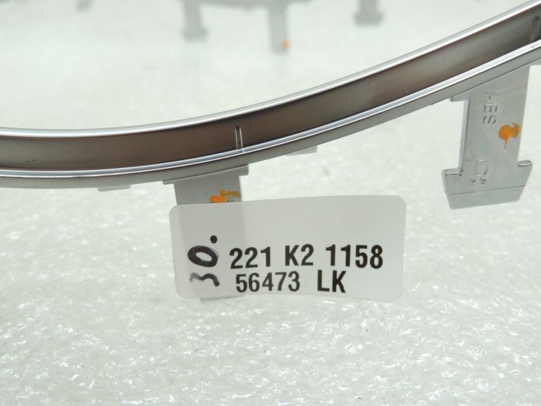 Oriģinālā Mercedes Benz W205 centrālās konsoles nodalījuma hromēta apdare A2056830900
