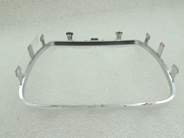 Oriģinālā Mercedes Benz W205 centrālās konsoles nodalījuma hromēta apdare A2056830900