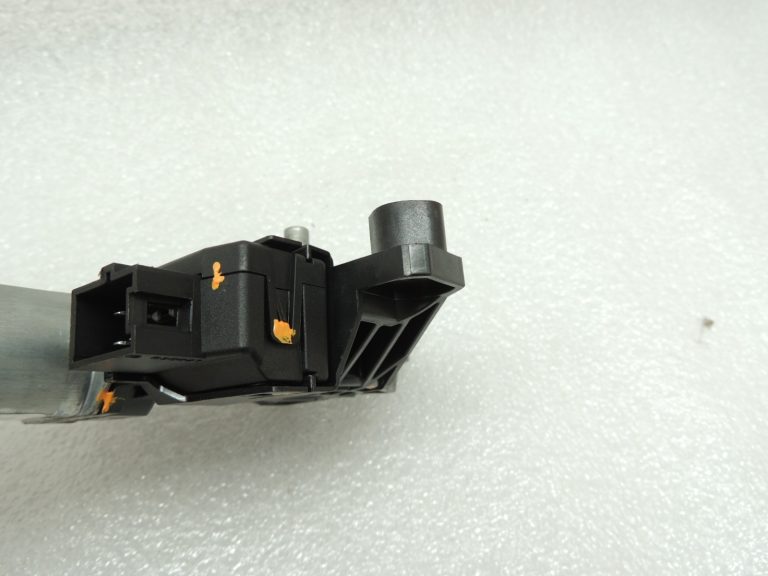 Oriģinālais Mercedes Benz W205 logu regulatora motors labajā aizmugurē A2059060401