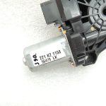 Oriģinālais Mercedes Benz W205 logu regulatora motors labajā aizmugurē A2059060401