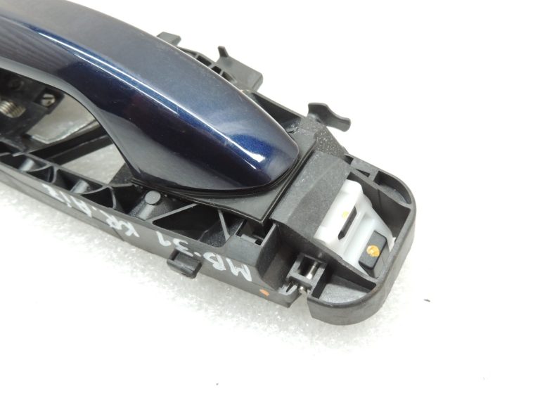 Oriģinālais Mercedes W205 aizmugurējais kreisais ārējo durvju rokturis 890U Canvasite Blue A0997601700