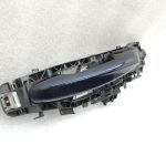 Oriģinālais Mercedes W205 aizmugurējais kreisais ārējo durvju rokturis 890U Canvasite Blue A0997601700