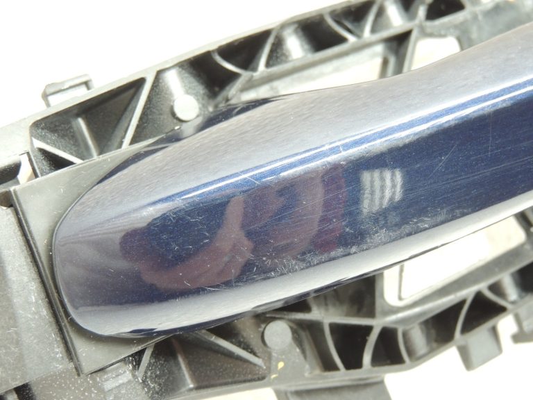 Oriģinālais Mercedes W205 aizmugurējais kreisais ārējo durvju rokturis 890U Canvasite Blue A0997601700