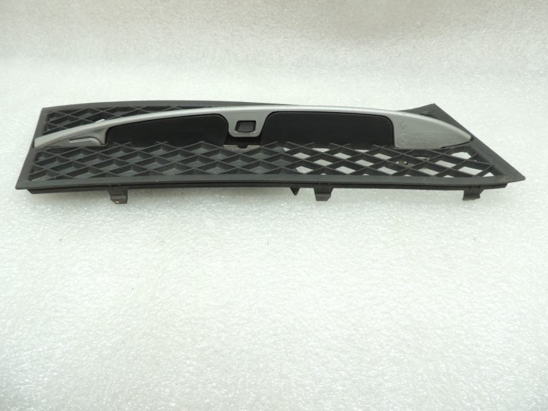 BMW 5. sērijas F10 F11 bampera gaisa ieplūdes režģis labajā pusē 51117200700 51117231860
