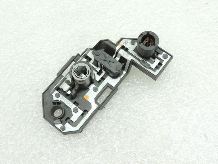 BMW 5. sērijas F10 aizmugurējā apgaismojuma spuldzes turētājs spuldzes turētājs labajā pusē 63217263536