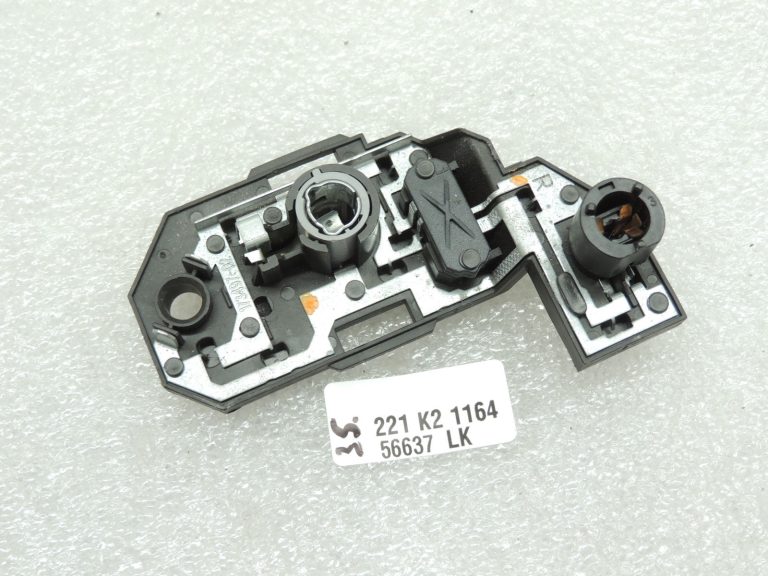 BMW 5. sērijas F10 aizmugurējā apgaismojuma spuldzes turētājs spuldzes turētājs labajā pusē 63217263536