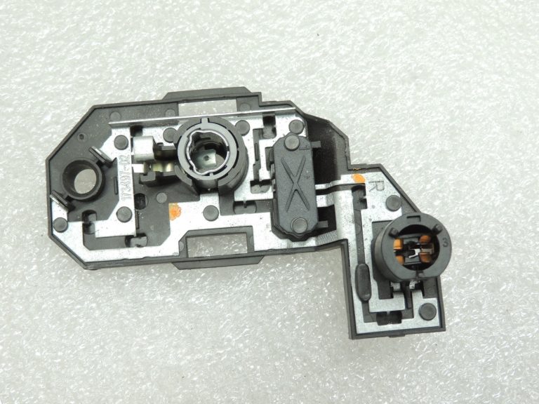 BMW 5. sērijas F10 aizmugurējā apgaismojuma spuldzes turētājs spuldzes turētājs labajā pusē 63217263536