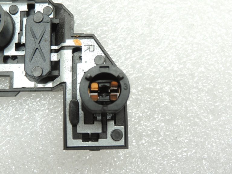 BMW 5. sērijas F10 aizmugurējā apgaismojuma spuldzes turētājs spuldzes turētājs labajā pusē 63217263536