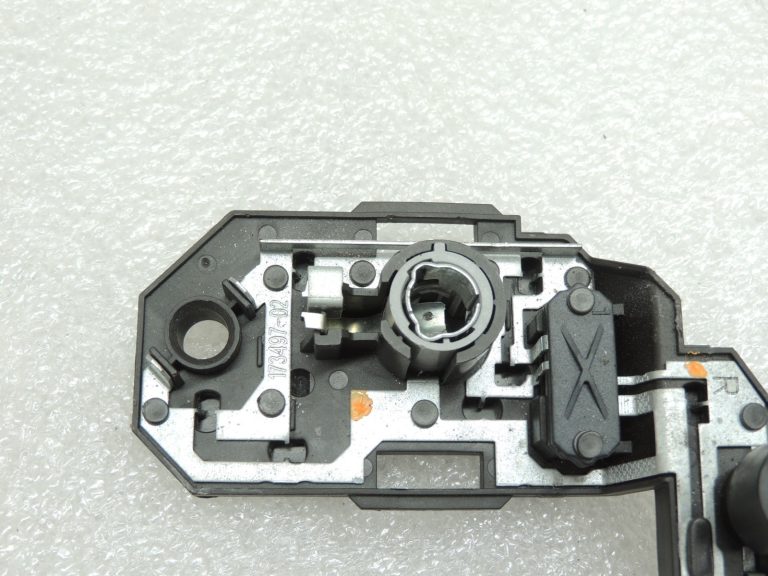 BMW 5. sērijas F10 aizmugurējā apgaismojuma spuldzes turētājs spuldzes turētājs labajā pusē 63217263536