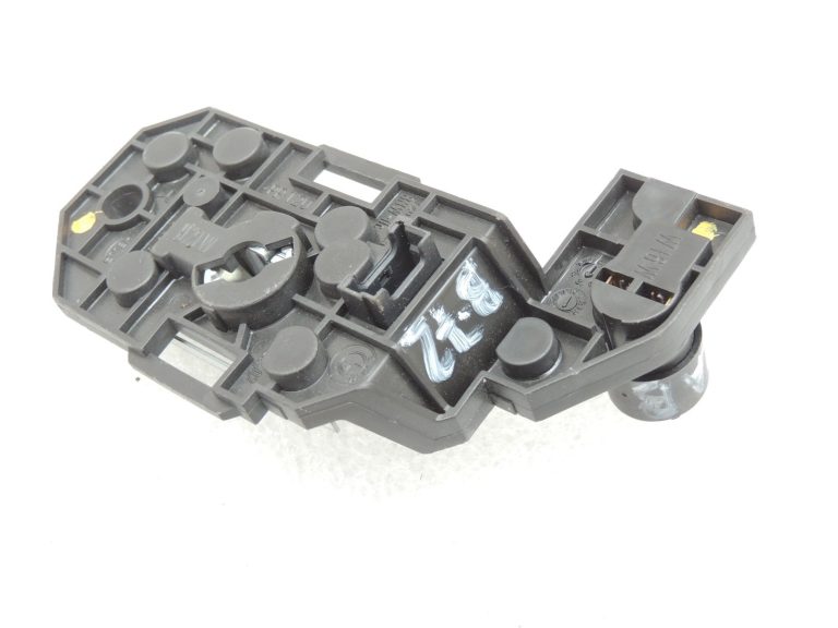 BMW 5. sērijas F10 aizmugurējā apgaismojuma spuldzes turētājs spuldzes turētājs labajā pusē 63217263536