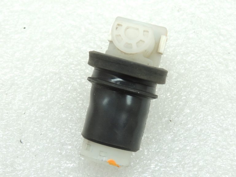 Mazda 3 6 6 III GJ GL CX5 tīrītāju mazgāšanas tvertnes līmeņa sensors KD3567488
