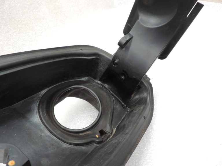 Oriģinālā BMW F10 F10LCI degvielas uzpildes vāka eņģe 51177204365
