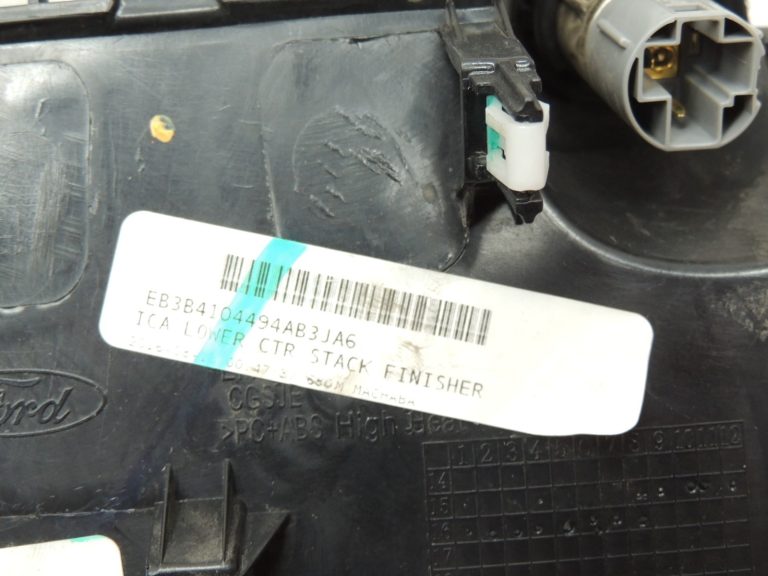 Ford Ranger P375 TKE Centrālās konsoles pārsegs 12V savienojums EM3E-4104494-ABW