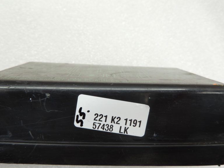 Mitsubishi L200 K7 drošinātāju kārbas vāciņš MR309656