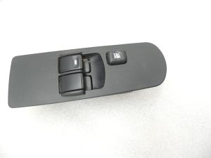 Mitsubishi Colt VI Z30 2-reizējs elektrisko logu slēdzis priekšējais kreisais MR587959